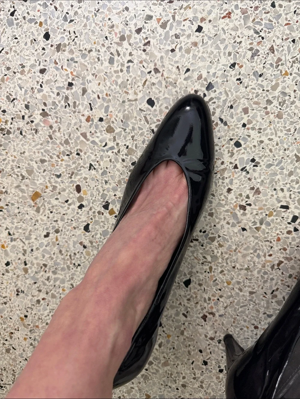 Stuart Weitzman black patent leather round toe cleavage heels pumps 11